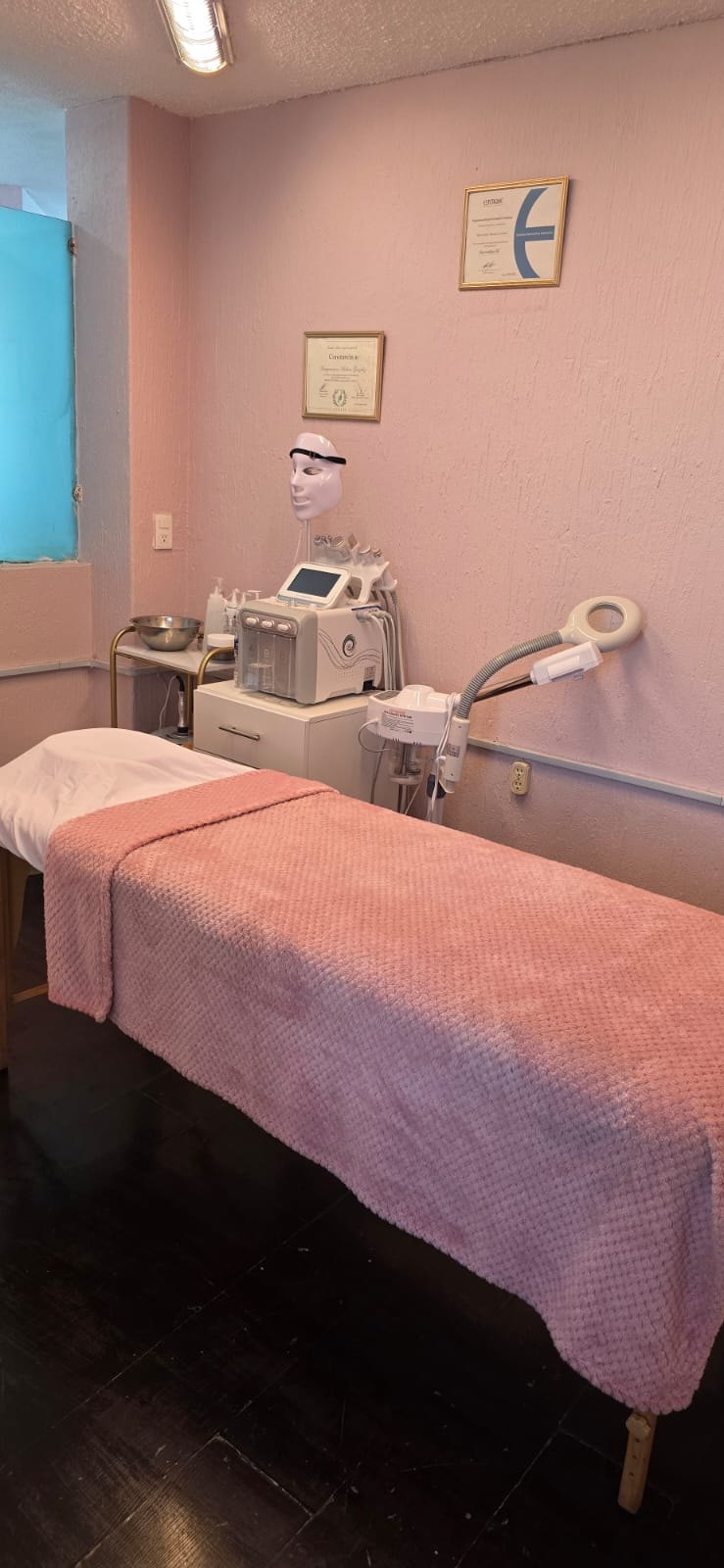 Cabina facial con equipo profesional