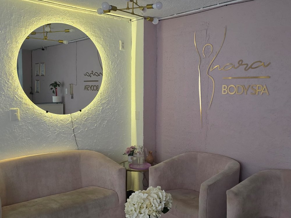 Recepción de Inara Body Spa con logo y espejo iluminado