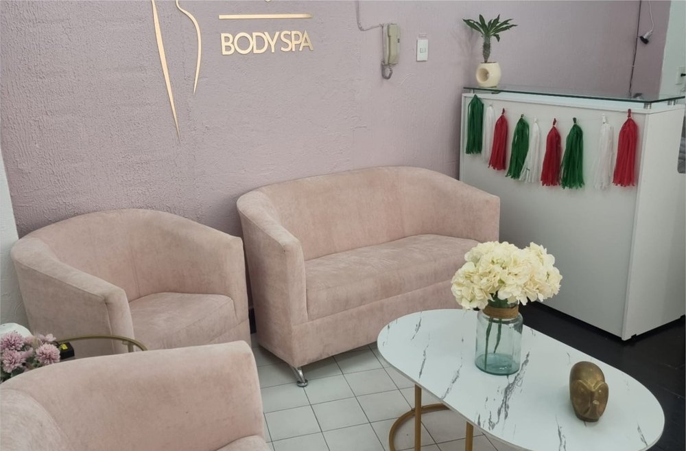 Sala de espera con sillones rosas